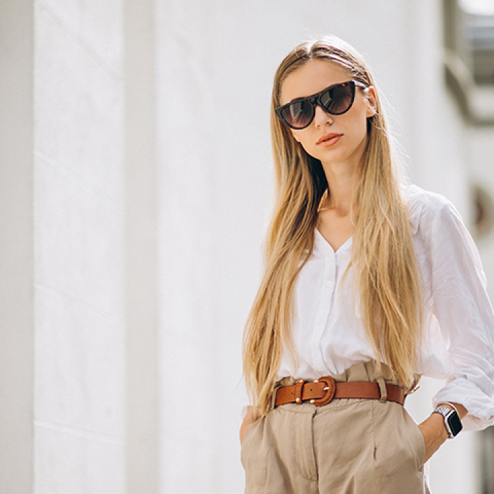 Essential Women’s Fashion: White Shirt and Tailored Pants for a Classic Style
