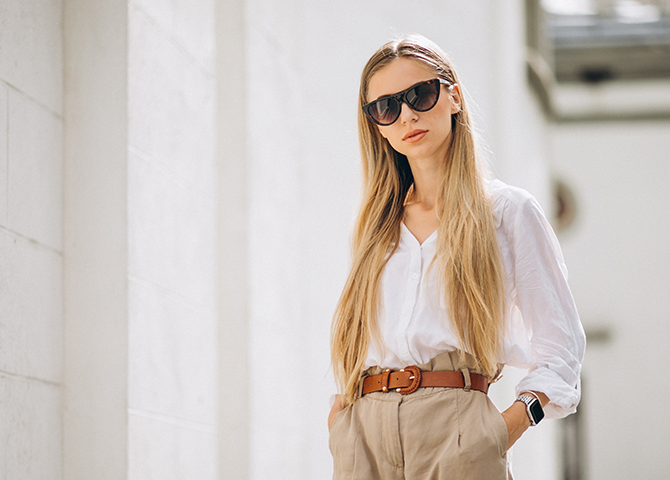 Essential Women’s Fashion: White Shirt and Tailored Pants for a Classic Style